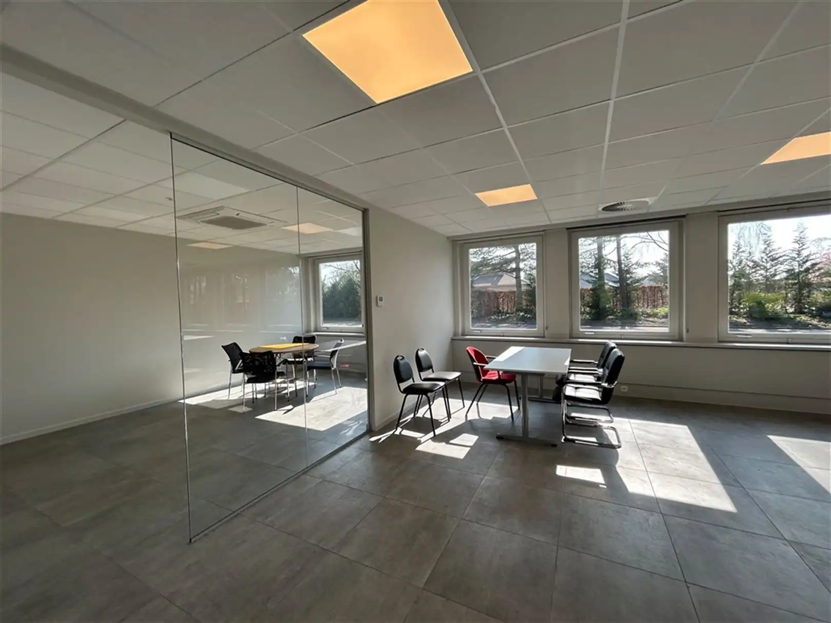 Multifunctioneel kantoorgebouw met veel parking te Houthalen foto 14