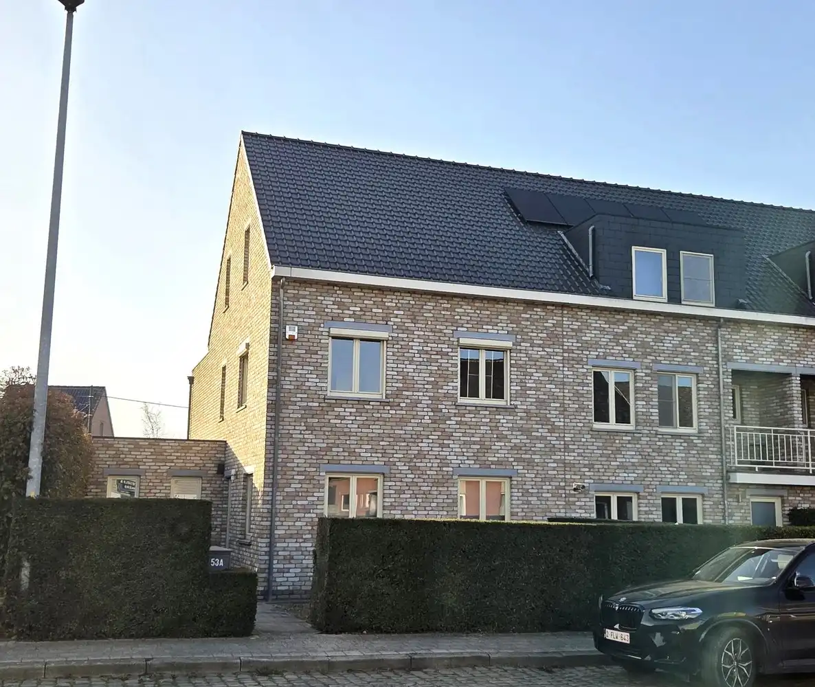 Zeer ruime gezinswoning te centrum Heist, 4 tot 5 slaapkamers met dubbele garage. foto {{pictureIndex}}