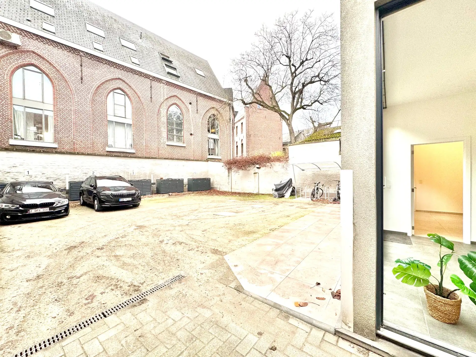 GELIJKVLOERS APPARTEMENT| 2 KAMERS | 1 PARKEERPLAATS | TERRAS foto 2