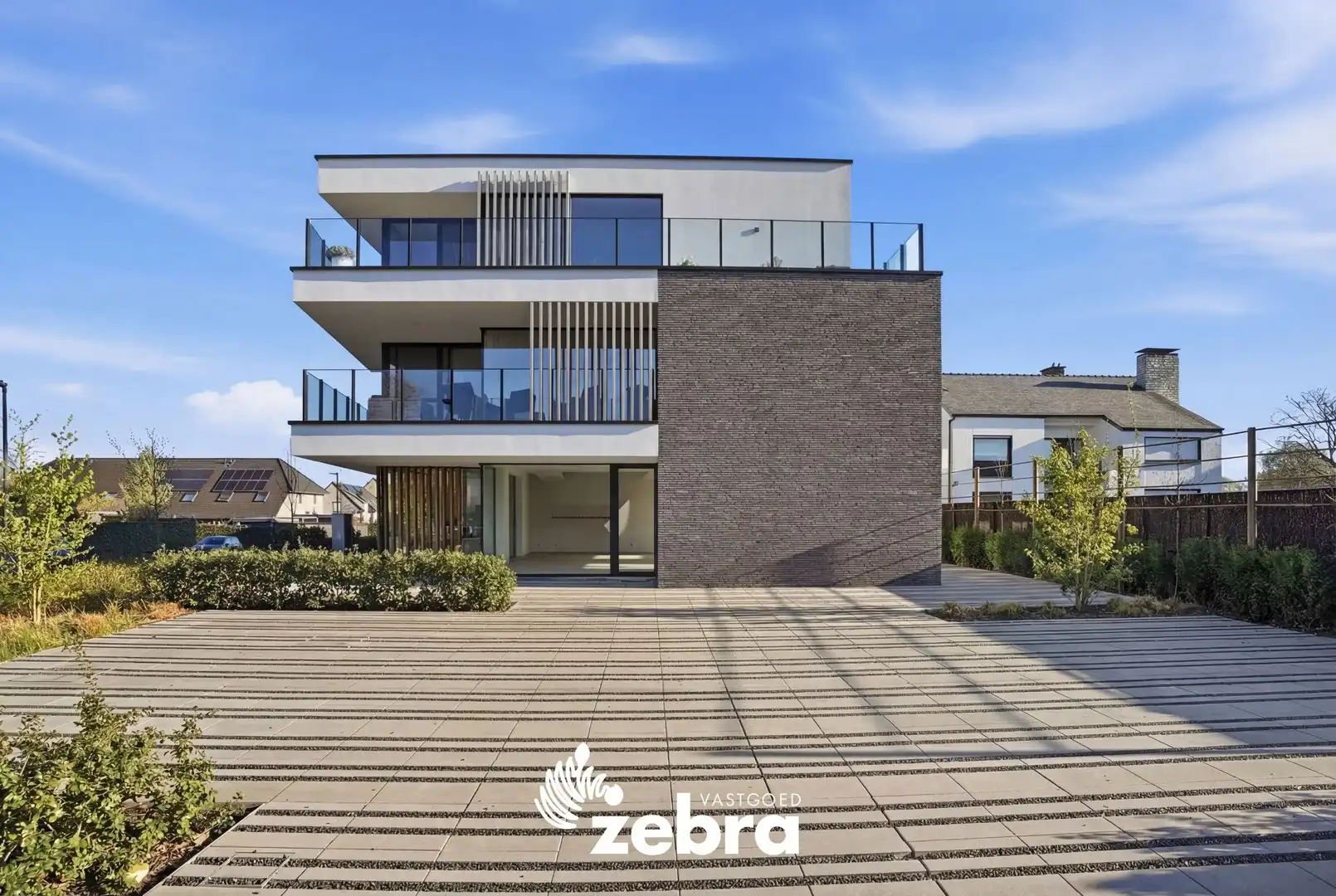 Moderne handelsruimte met sterke visibiliteit en 4 staanplaatsen! foto {{pictureIndex}}