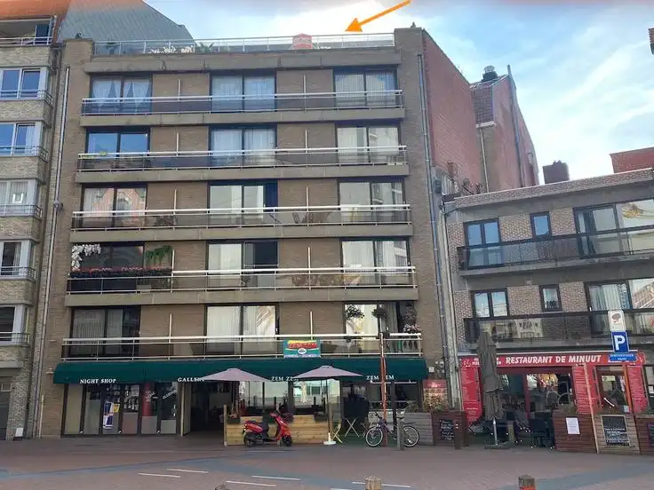Dit charmante penthouse met één slaapkamer onderscheidt zich door zijn uitzonderlijke terrassen rondom het appartement. Dankzij de ruime buitenruimtes geniet u op elk moment van de dag van de zon en het buitenleven. Een unieke woonbeleving voor wie op zoek is naar een combinatie van comfort, rust en een overvloed aan buitenruimte. foto {{pictureIndex}}