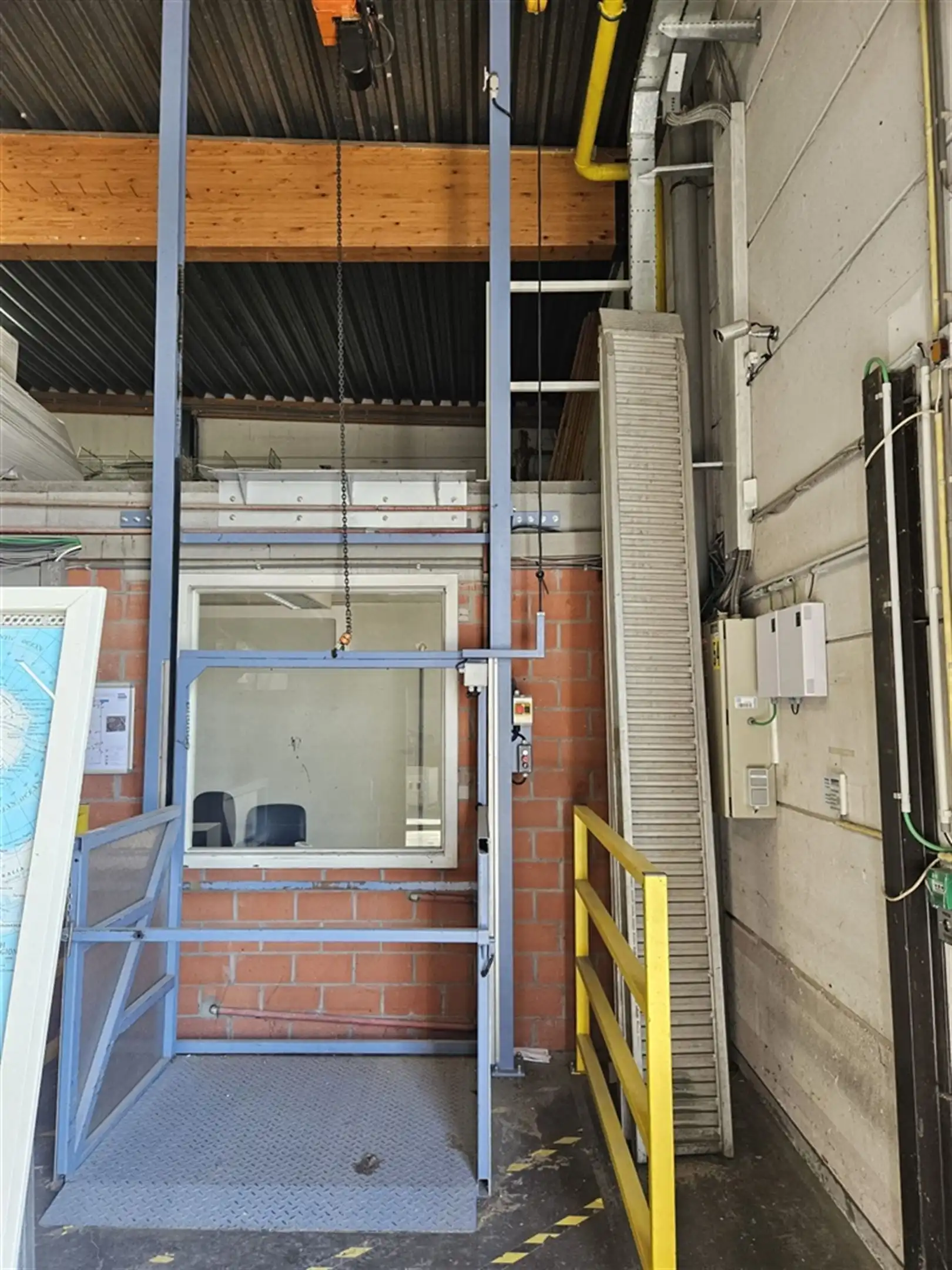 Semi-industrie met verhard terrein foto 10