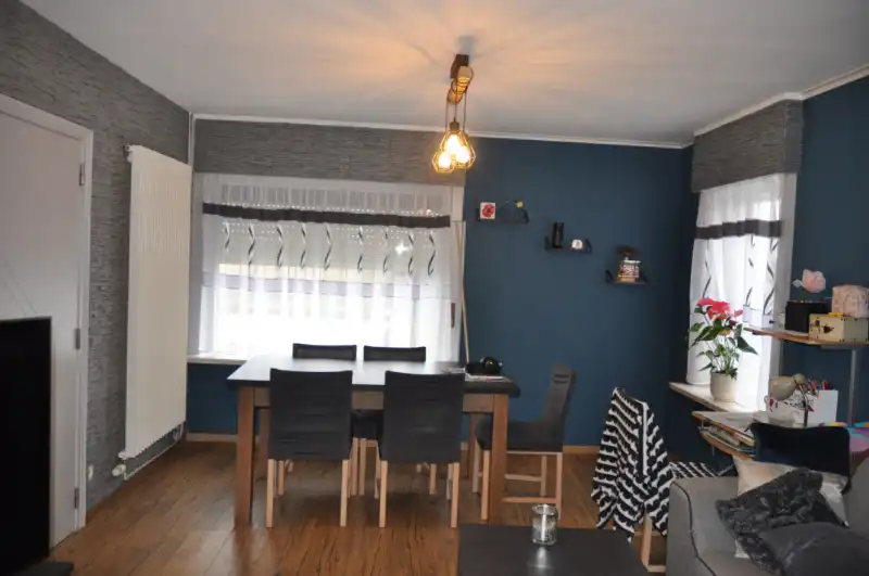 Mooi afgewerkte hoekwoning met 4 slaapkamers en uitgerust met zonnepanelen. foto 2