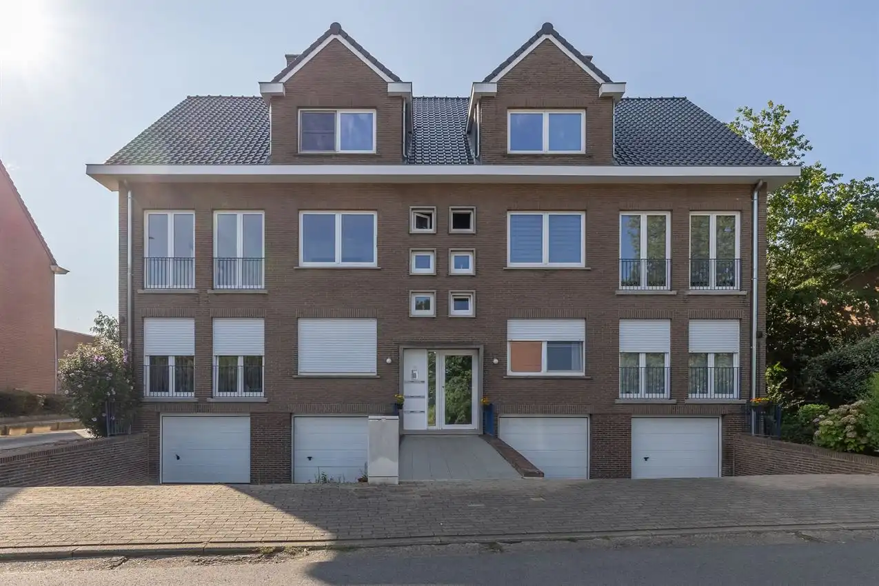Gunstig gelegen appartement met 2 slpk. en garage foto {{pictureIndex}}