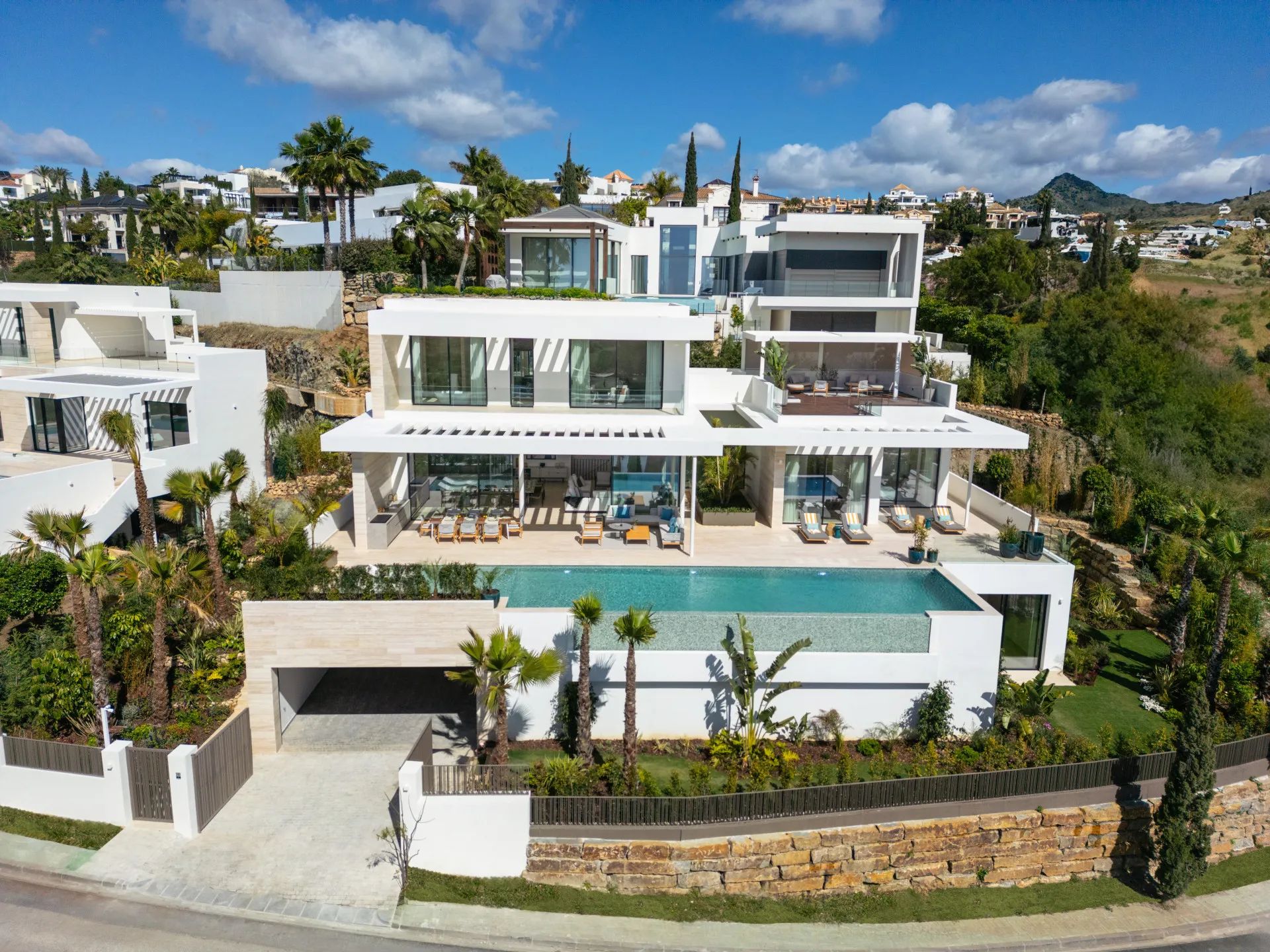 Adembenemende designvilla in exclusief Los Flamingos – waar modern wonen en luxe samenkomen aan de Costa del Sol foto {{pictureIndex}}