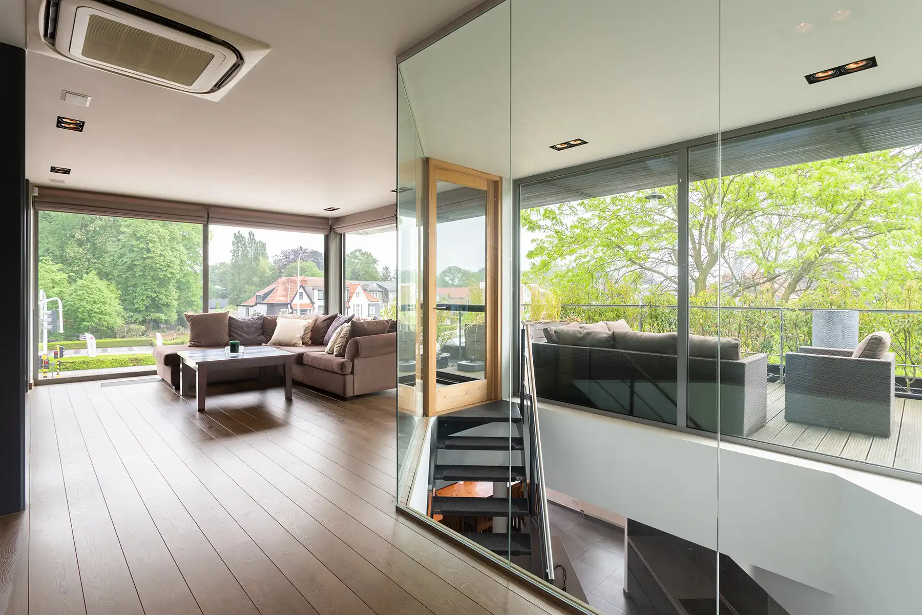 Modern gebouw met handel gelijkvloers en duplex-appartement. foto 22