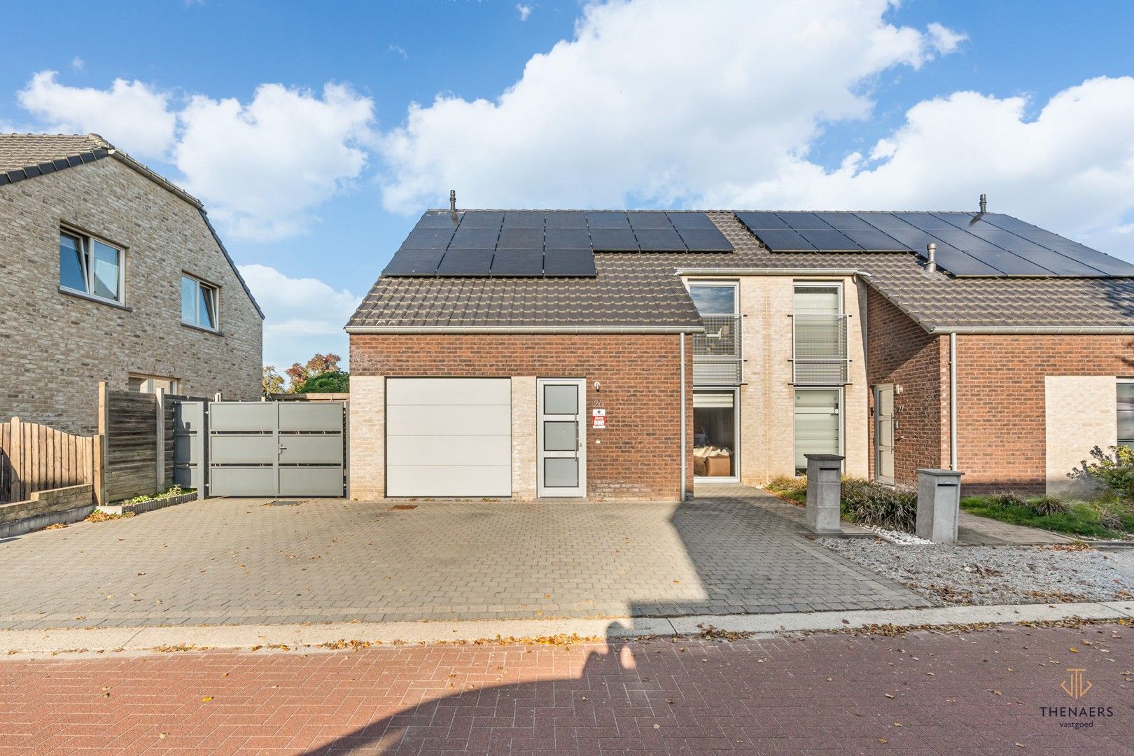 Energiezuinige gezinswoning met 18 zonnepanelen en garage in een rustige wijk van Sint-Truiden. foto {{pictureIndex}}