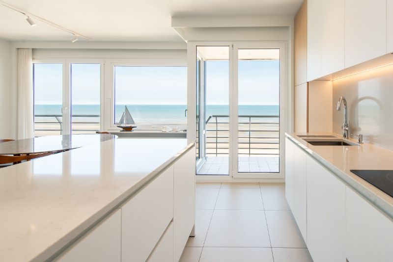 Gerenoveerd 3-slaapkamer doorloop appartement met frontaal zeezicht te koop foto 5