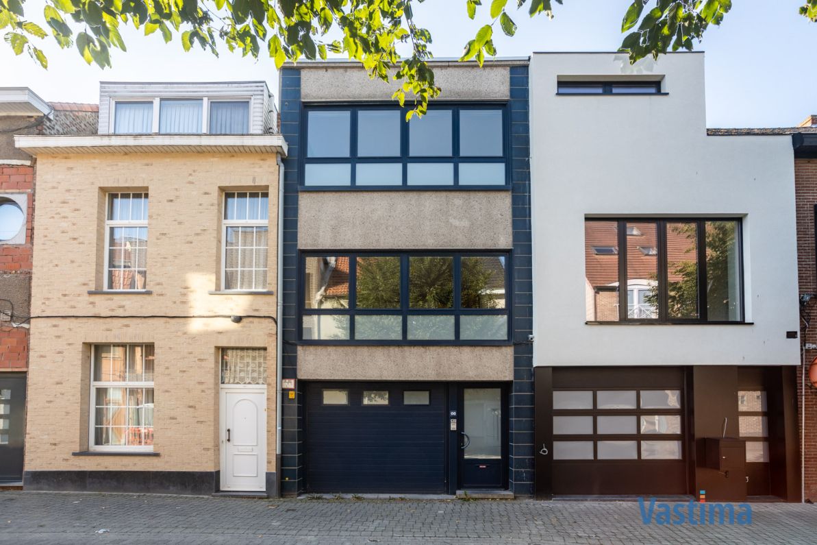 Hoofdfoto van de publicatie: Solide rijwoning met garage en tuin in het hart van Aalst