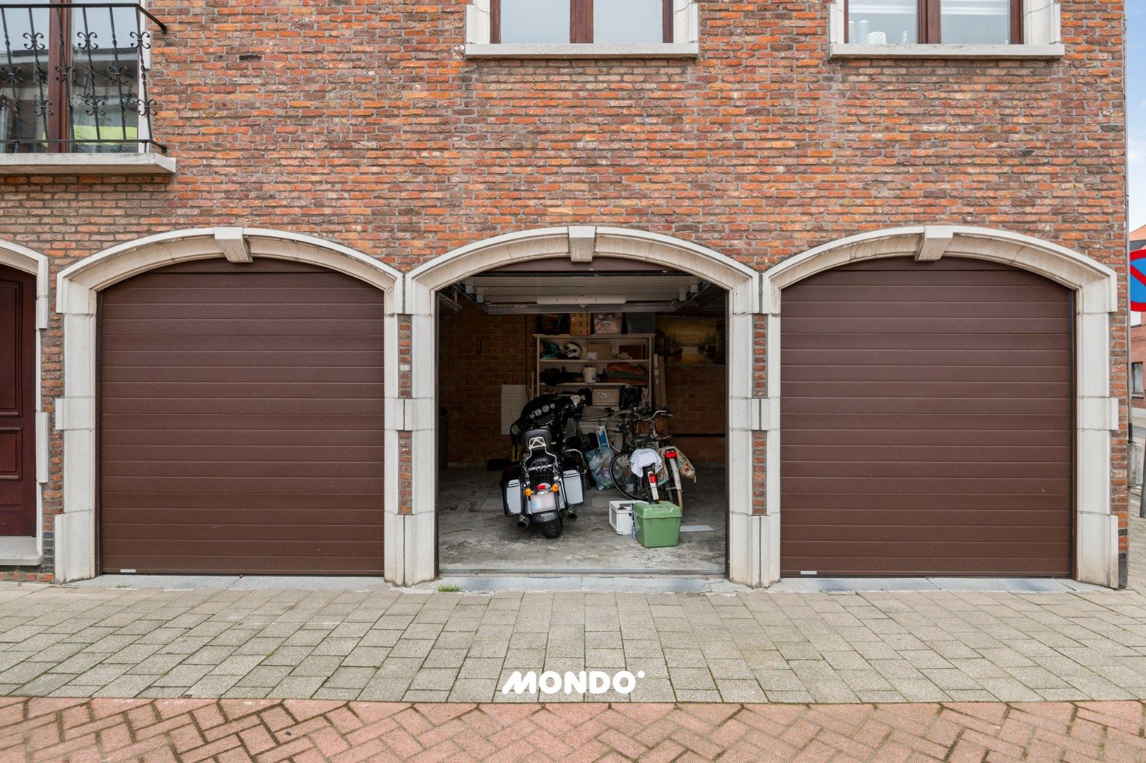 Instapklaar en ruim appartement met 3 slaapkamers, terras en garage in hartje Hemiksem foto 2