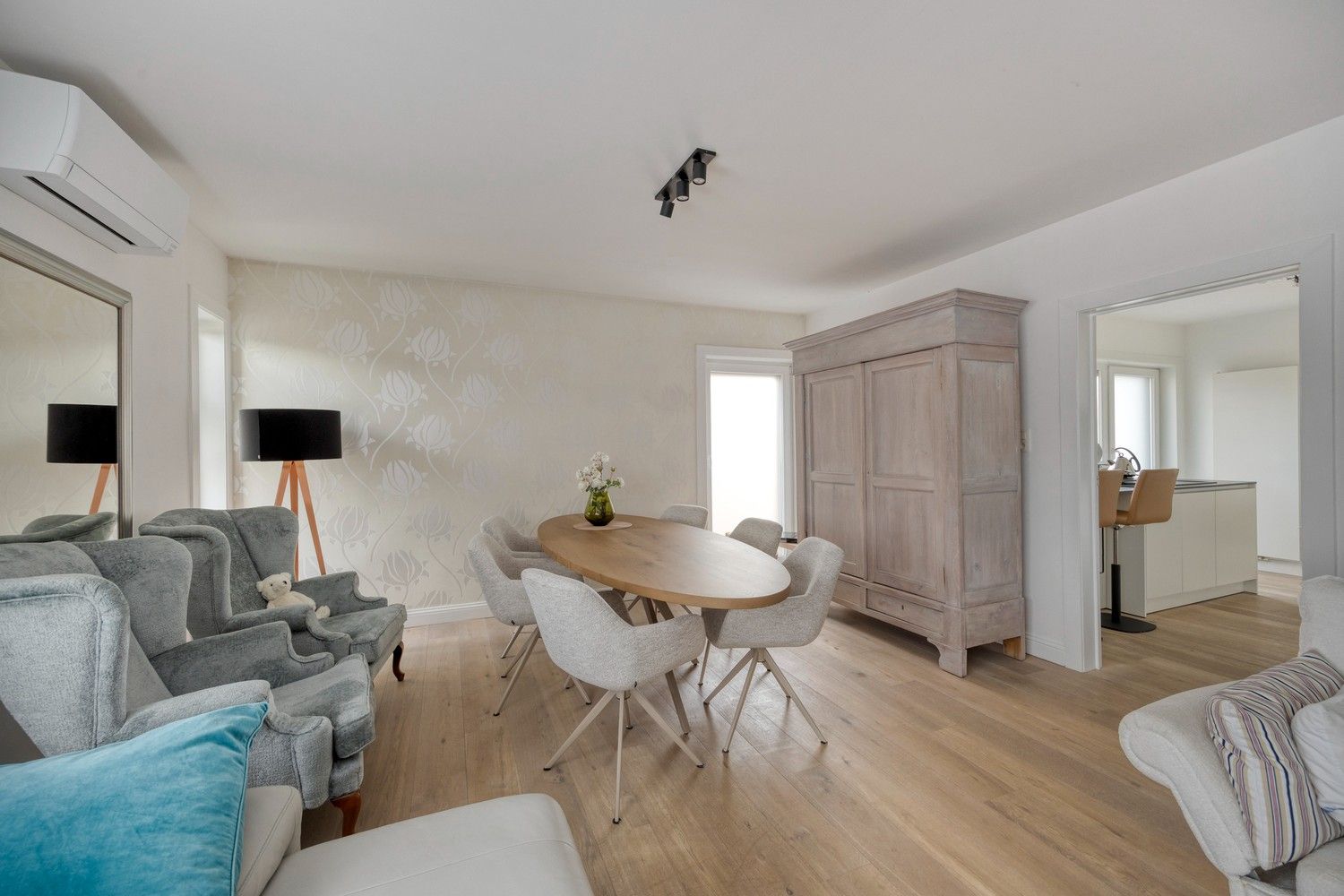 Gerenoveerd appartement met 3 slaapkamers, 2 terrassen en garage in Uikhoven aan de Maas! foto 4