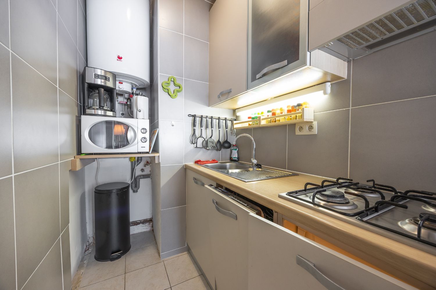 Knusse studio met zijdelings zeezicht in goede staat! foto 12