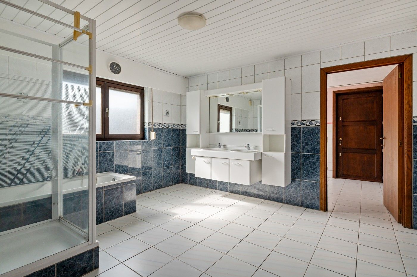 Te renoveren, vrijstaande woning met 2 slpk., oprit en diepe tuin foto 9