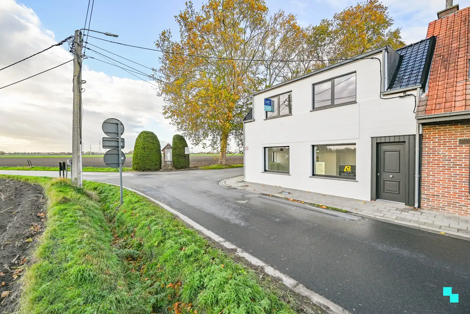 Volledig gerenoveerde woning met zicht op de velden foto 2