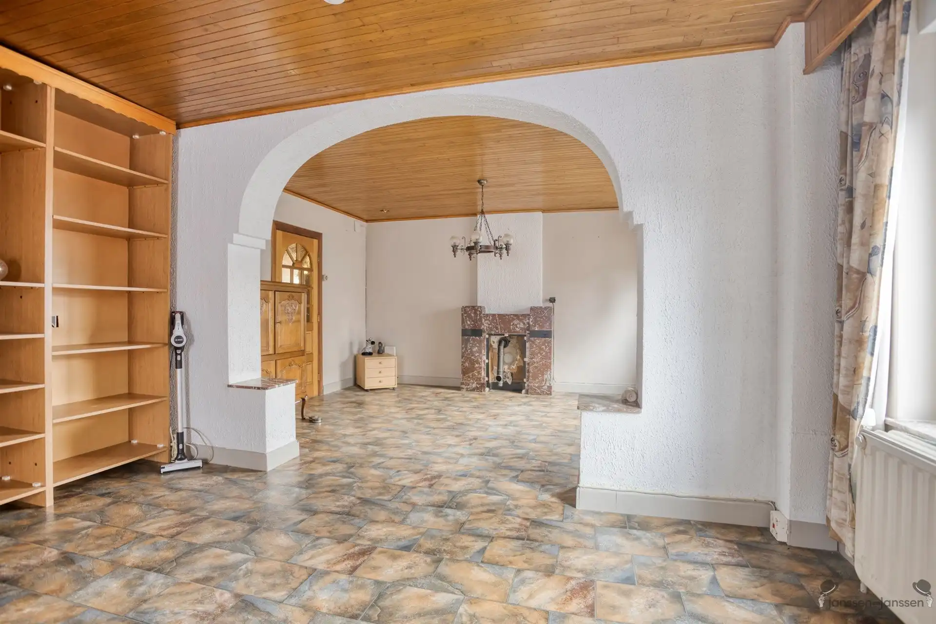 Ruime renovatiewoning met polyvalente bijgebouwen foto 8