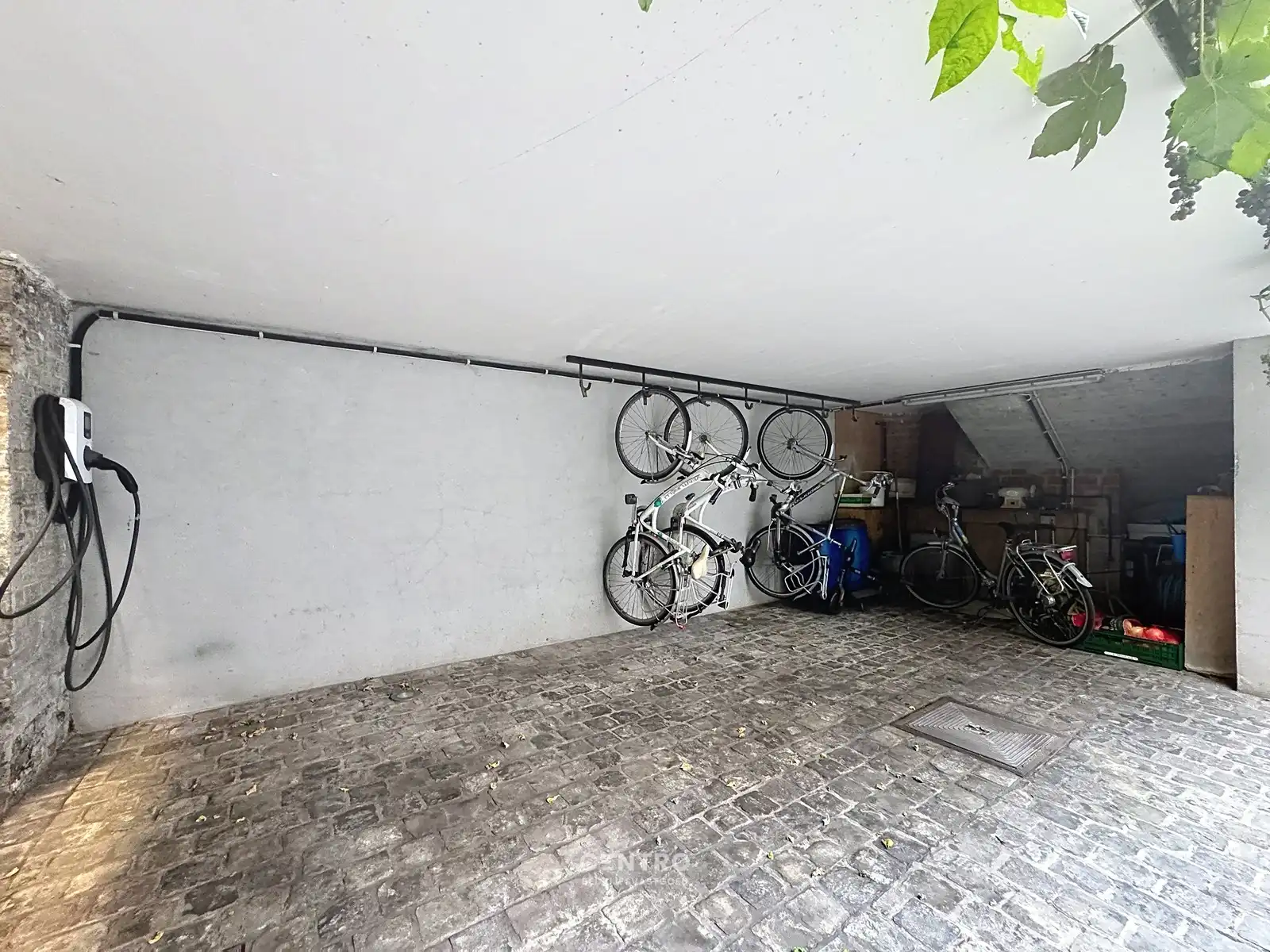 Authentiek & volledig gerenoveerd (°2000) hoekpand (5 verdiepingen, lift aanwezig) in het historisch en toeristisch centrum, met 3 private parkeerplaatsen op het terrein. foto 31
