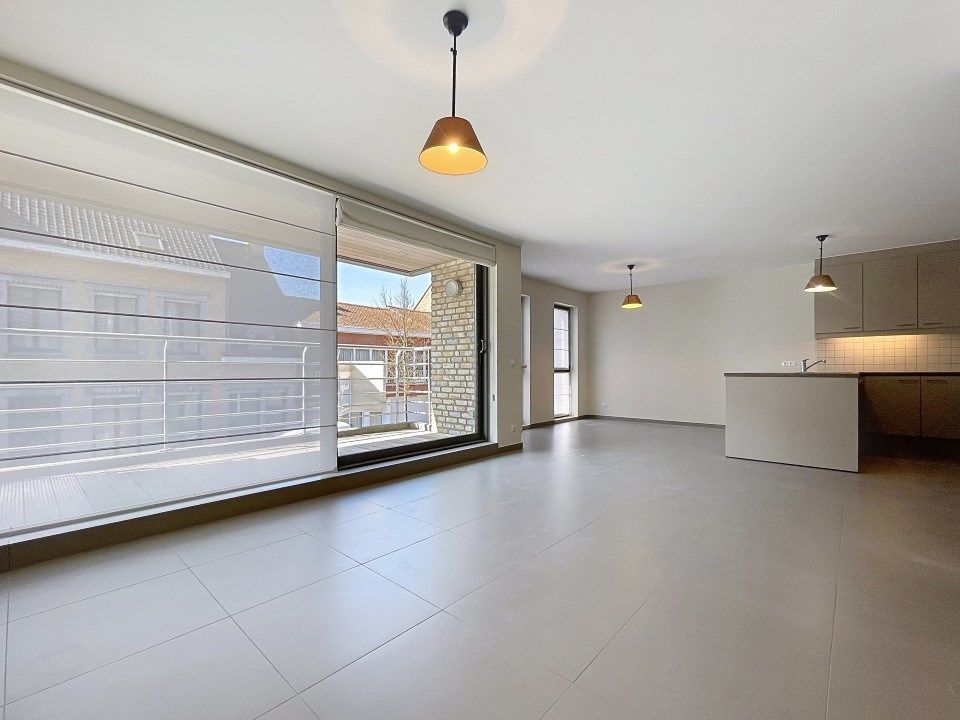 Lichtrijk appartement met 2 terrassen én garage in het centrum van Westrozebeke foto {{pictureIndex}}