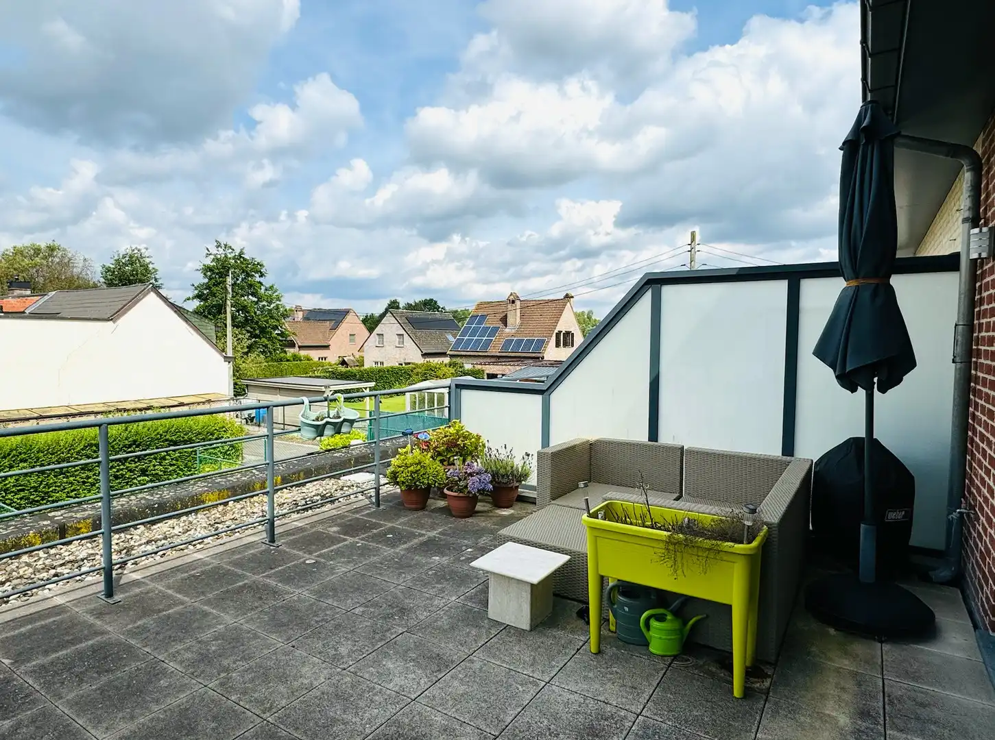 Ruim duplex appartement met terras en plaats voor 2 wagens. foto 18