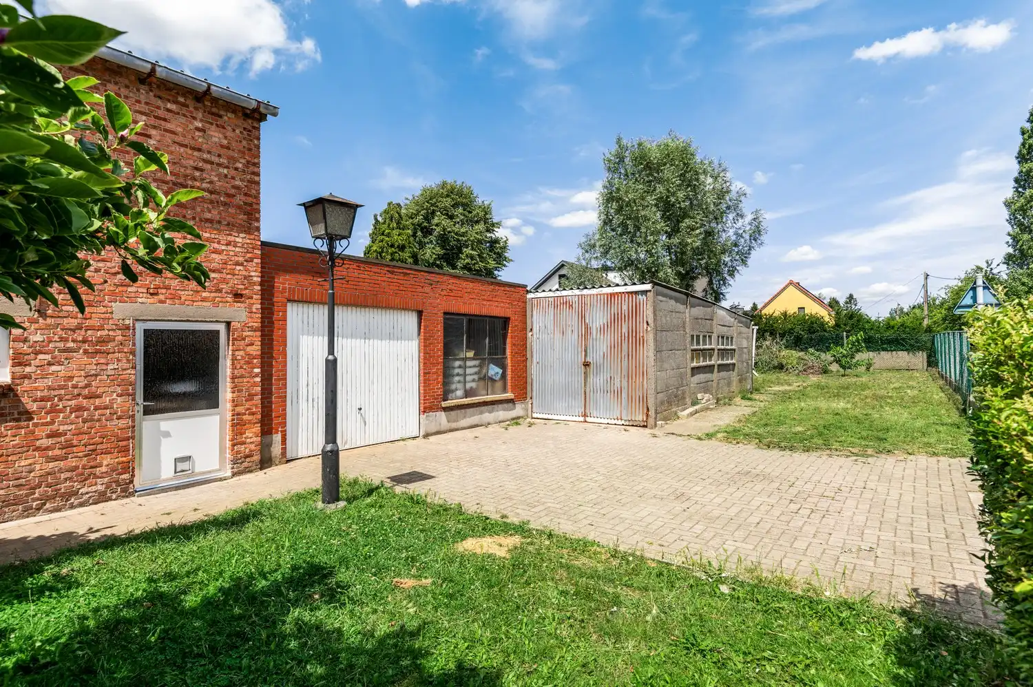 Te renoveren woning met veel potentieel in Ranst! foto 18
