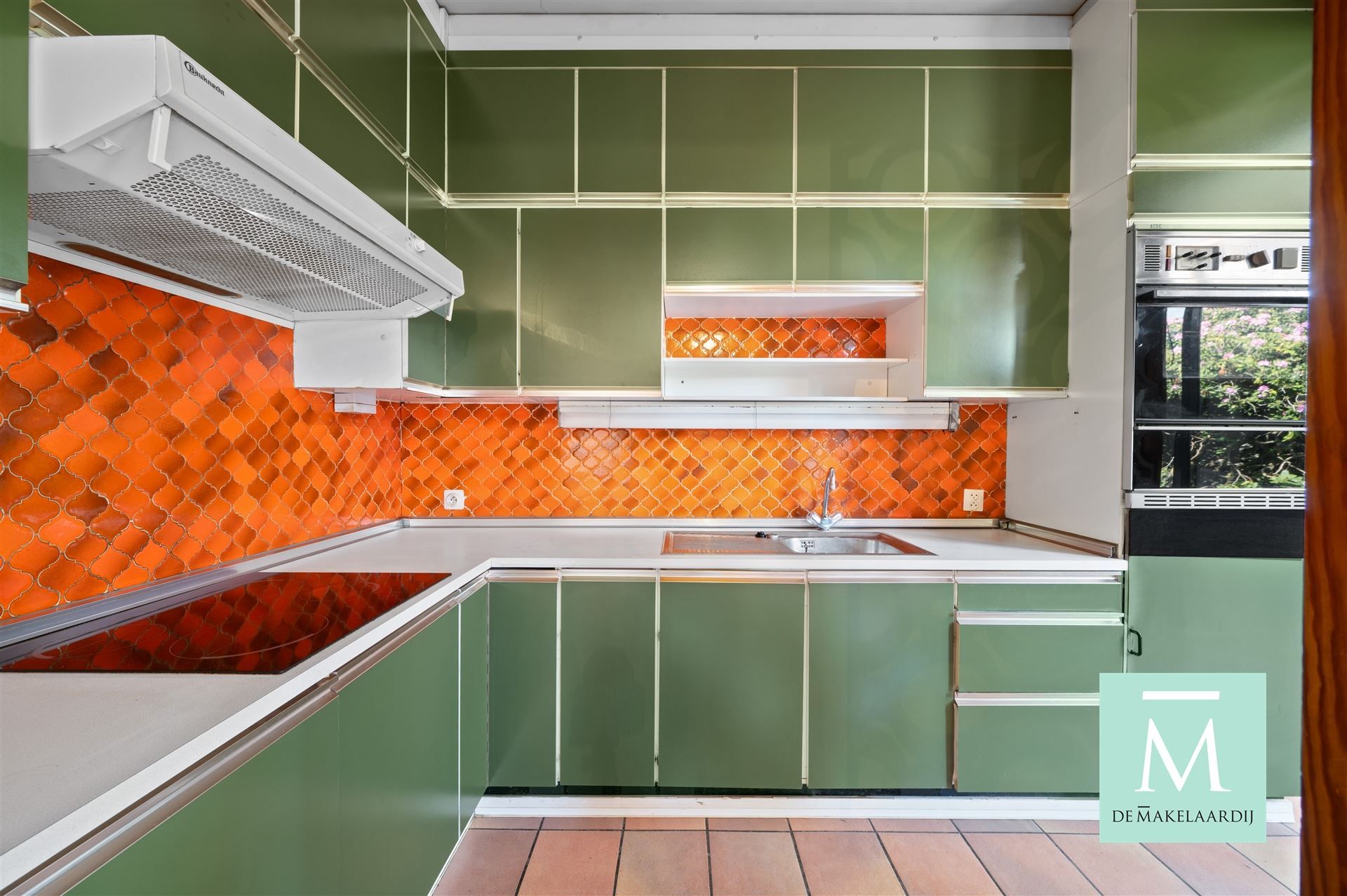 Op te frissen woning met achteruitweg, 3 slaapkamers en tuin op toplocatie! foto 5