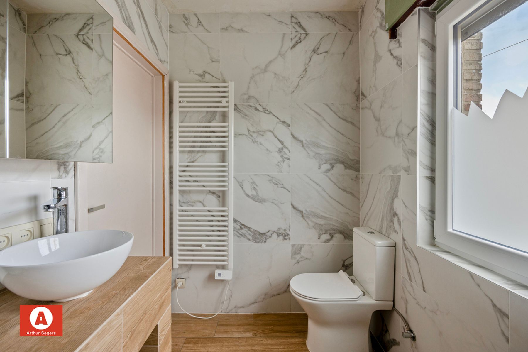 Halfopen woning in doodlopende, rustige straat foto 23