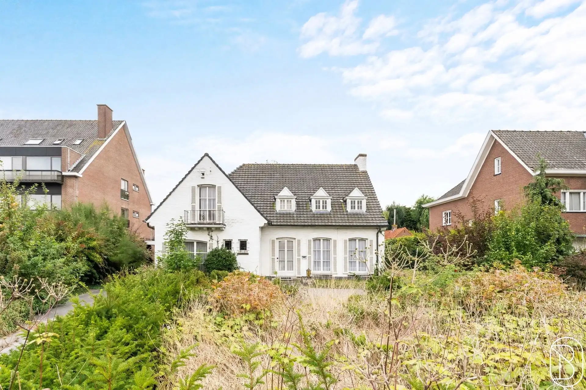 Te renoveren/af te breken villa met vergunning voor 8 app. foto 3