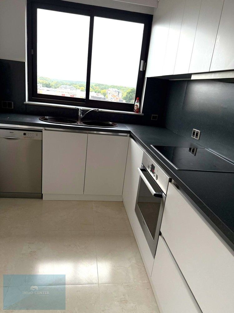 Te huur: Ruim 3-slaapkamer appartement in hartje Genk – Sint-Martinusplein foto 7
