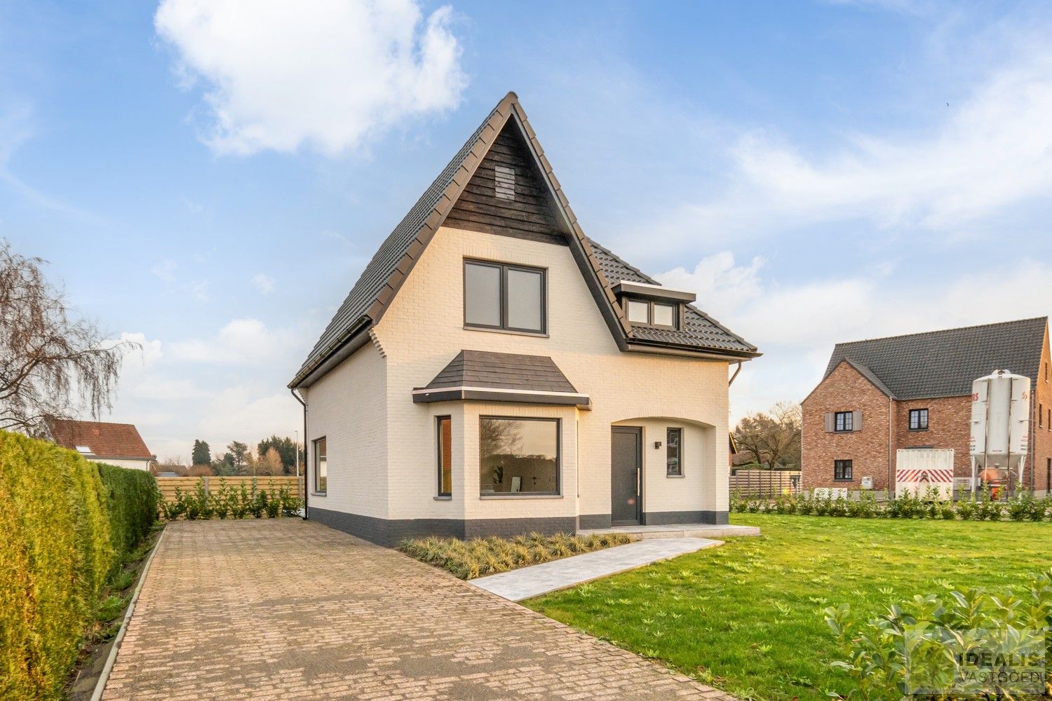 IDEALIS VASTGOED – Schitterend volledig vernieuwde woning met een heerlijke open leefruimte, luxe keuken, 3 ruime slaapkamers, een ruime luxueuze badkamer én een ruime wasplaats! Dit heerlijke huis bevindt zich op een volledig nieuw aangelegd perceel van 7a 88ca vlakbij het centrum van Hamont-Achel, op slechts enkele minuten van de Nederlandse grens - EEN MUST VISIT! - foto {{pictureIndex}}