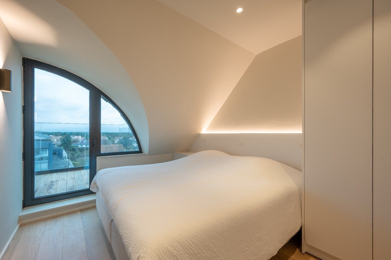 Luxueus afgewerkt duplex dakapp. met open zicht over de villa's van het Zoute, gelegen in het centrum van Knokke. Garage te koop foto 26