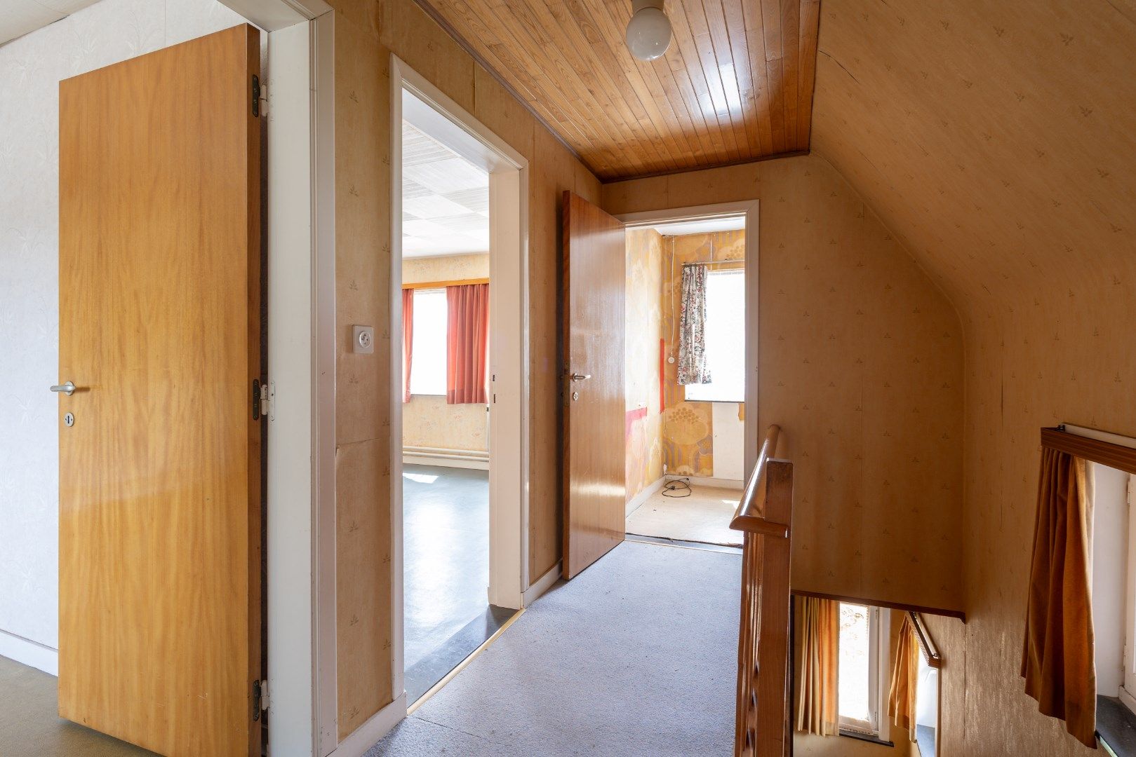 Deze ruime, te renoveren woning wordt verkocht. foto 21