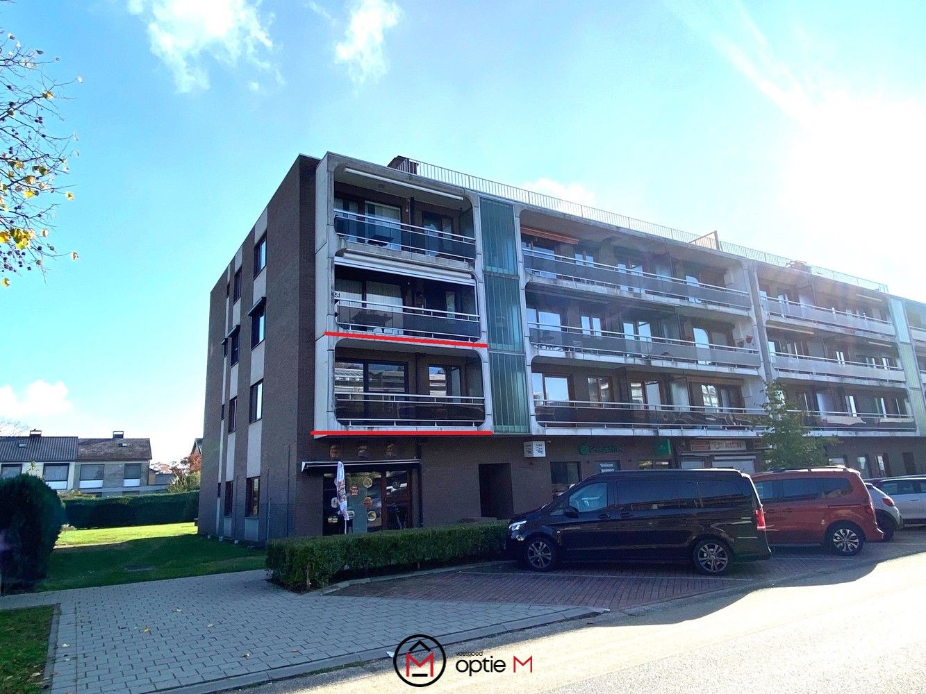 RUIM GERENOVEERD APPARTEMENT, 2 SLPKS, 2 TERRASSEN, AUTOSTANDPLAATS, KELDER foto {{pictureIndex}}