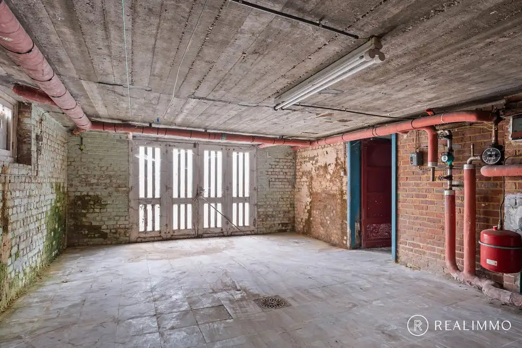 Ruime te renoveren woning met dubbele garage! foto 11