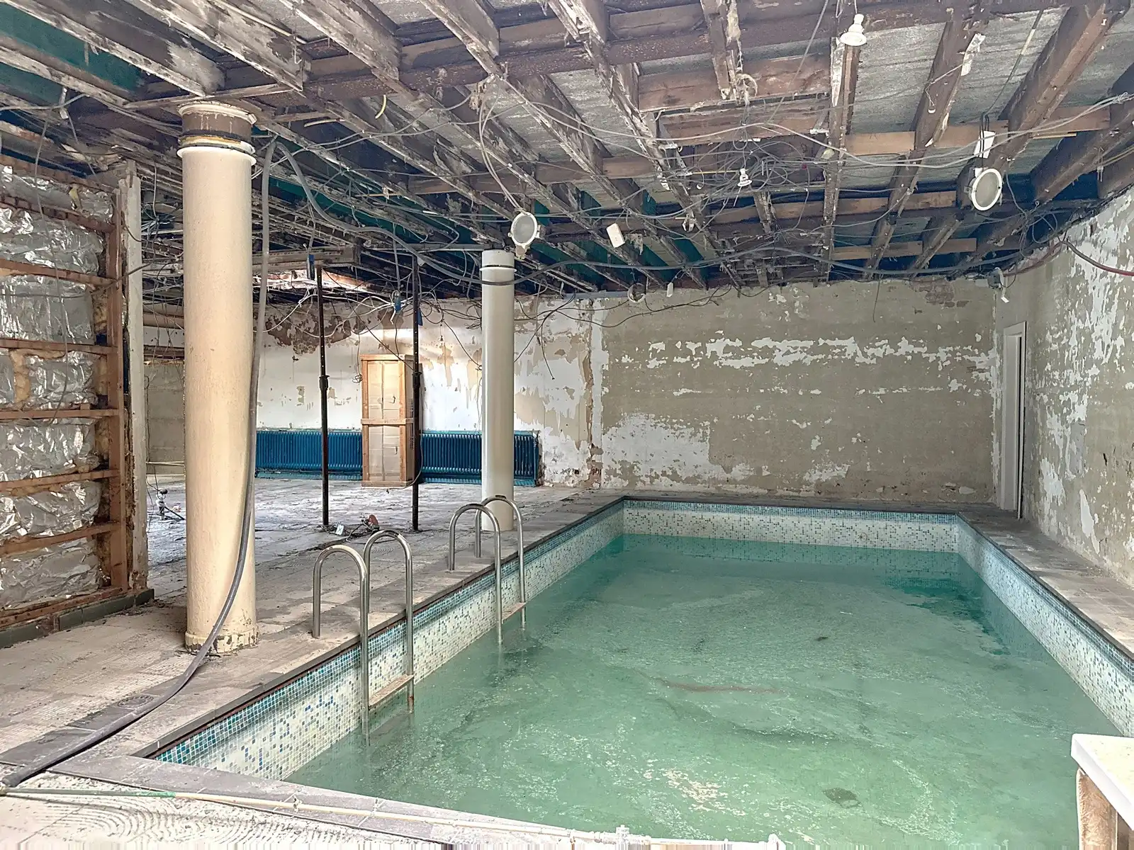 Commercieel pand in casco toestand met garage en parkings foto 11