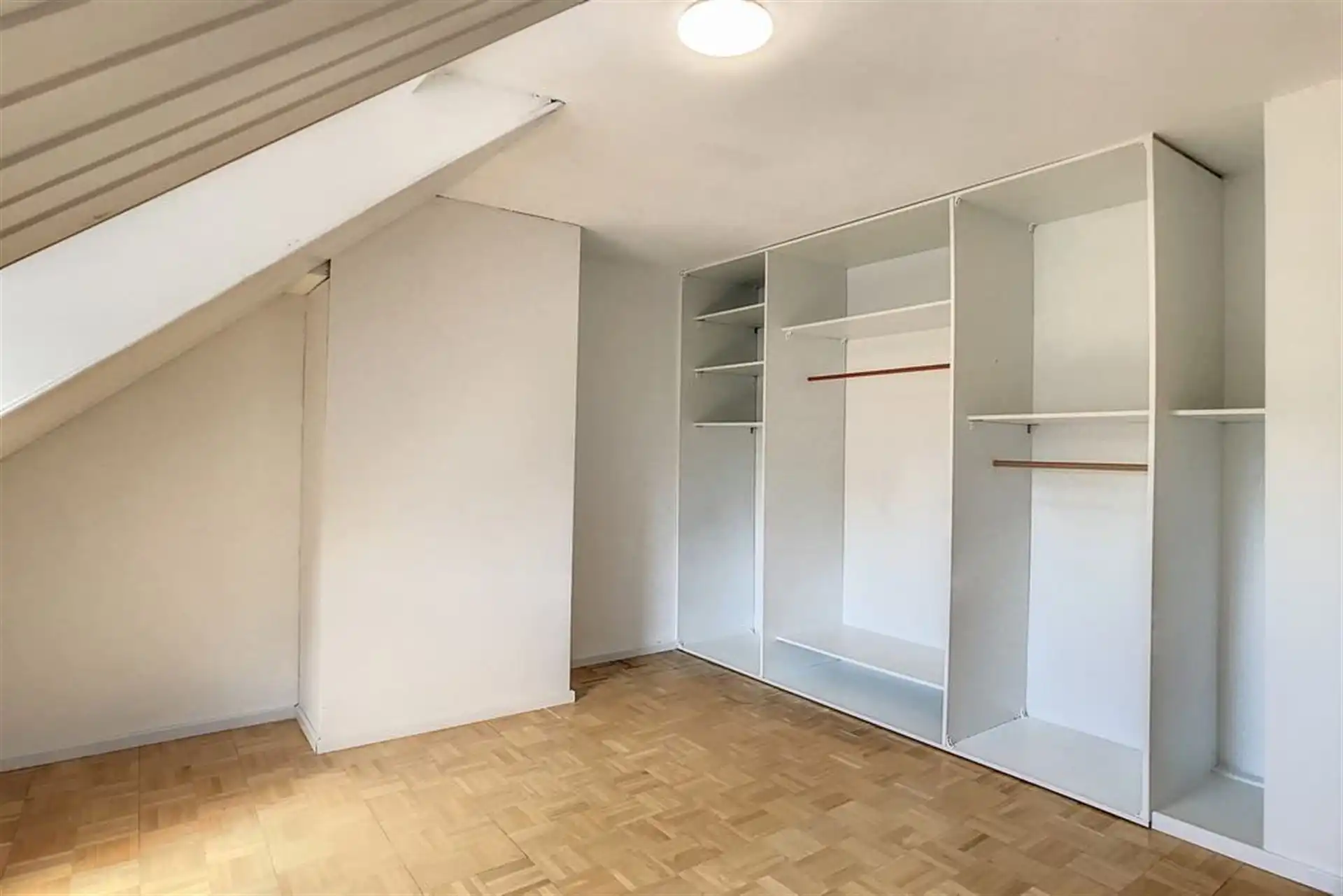 Instapklare half-open bebouwing met 3 slaapkamers en tuin foto 22