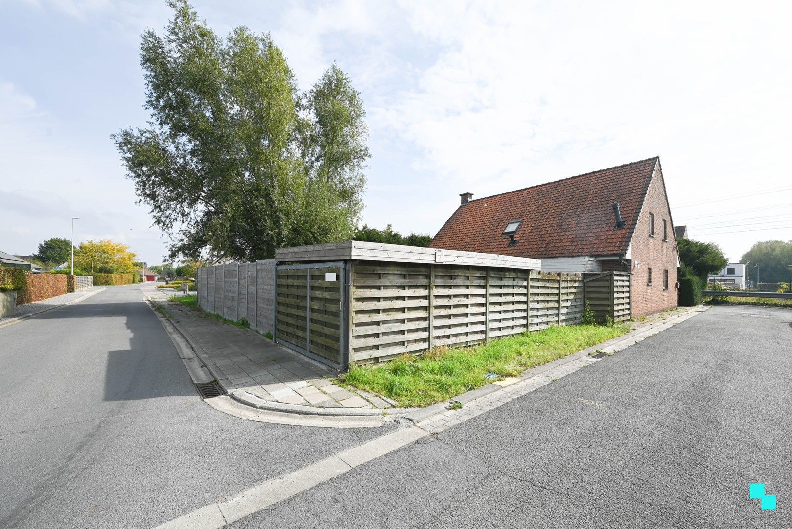 Alleenstaande, te renoveren villa in residentiële buurt foto 2