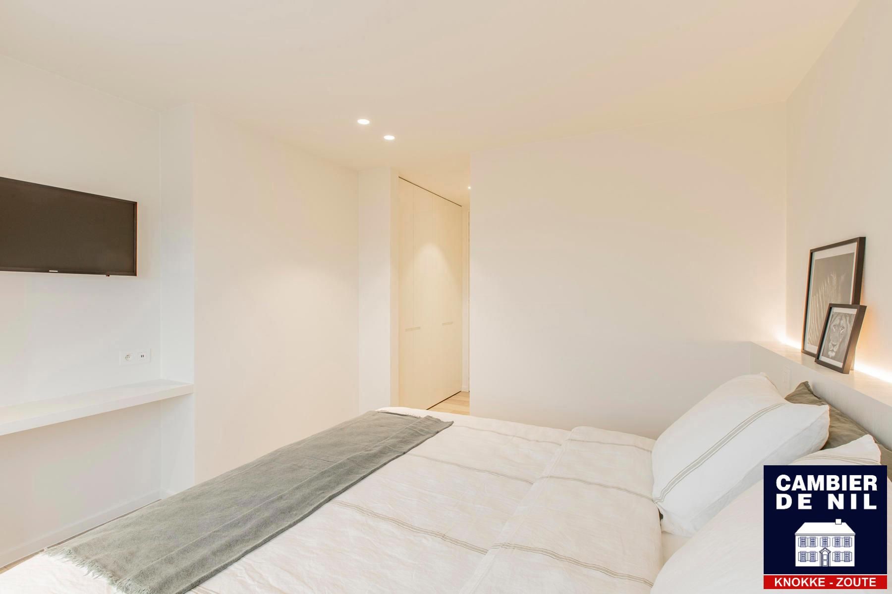 Volledig gerenoveerd appartement met frontaal meerzicht foto 11