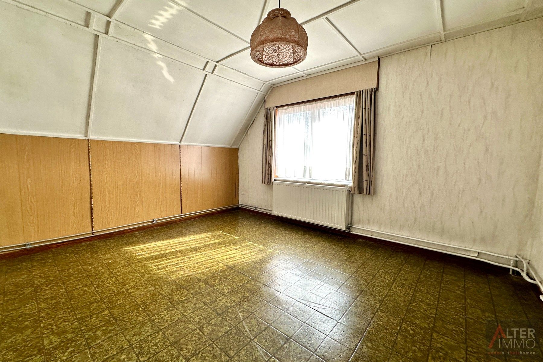 Te renoveren woning uit 1949 met achterbouw en garage op een hoekperceel van 5a 24ca. Deze open bebouwing ligt in een residentiële buurt. foto 15