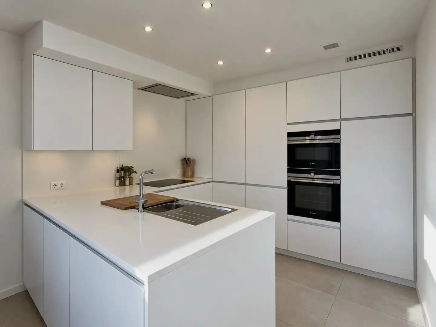 VOLLEDIG GERENOVEERD EN ENERGIEZUINIG APPARTEMENT MET TERRAS EN AUTOSTAANPLAATS! foto 4