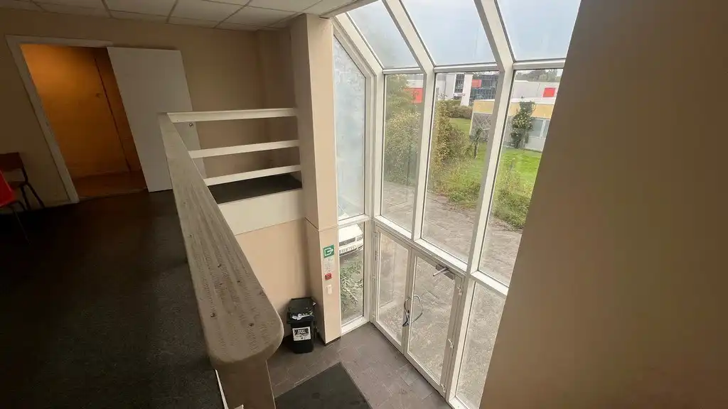 Verwarmd magazijn met kantoren te huur in Industriepark-Drongen foto 13