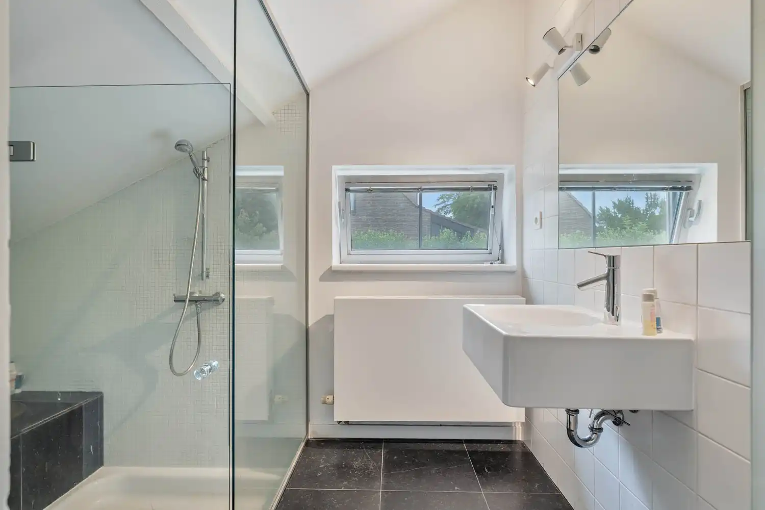 Moderne open bebouwing met zwembad, 5 slaapkamers en EPC B foto 22