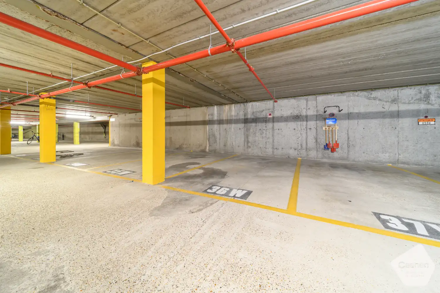 Te renoveren of op te frissen studio met zonnig terras en staanplaats inbegrepen foto 14