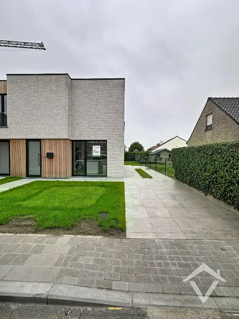 Nieuwbouwwoning met 3 slaapkamers in centrum Koekelare  foto {{pictureIndex}}