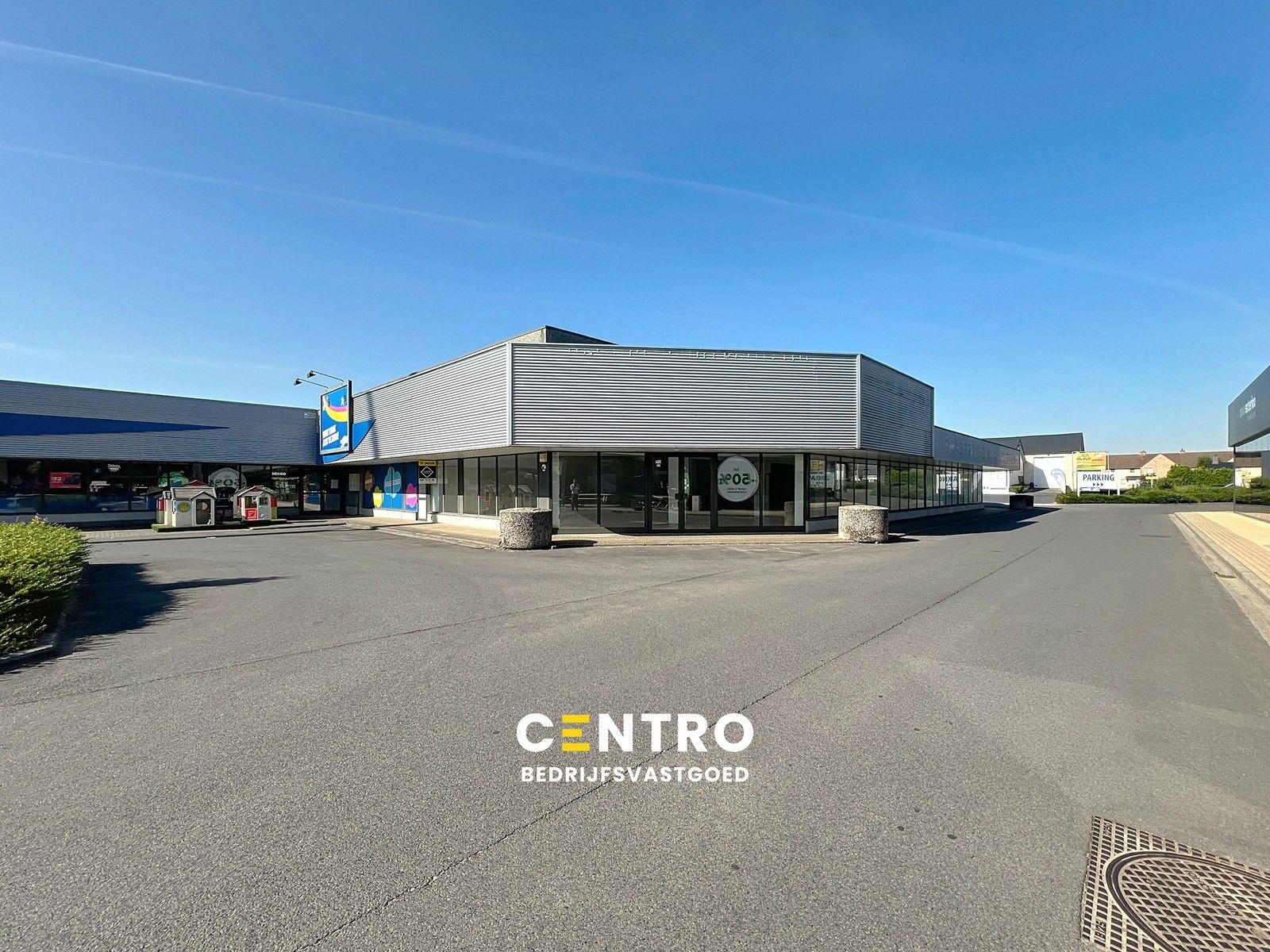 RUIME (± 450 m²) baanwinkel te huur in hét bruisende MAMMOETCENTER van Roeselare ! foto {{pictureIndex}}