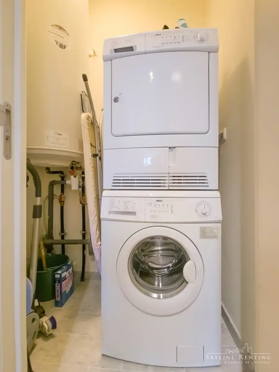 Mooi gemeubelde studio met terras bij EU-Parlement foto 13