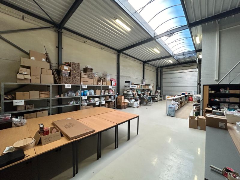 Magazijn met kantoor en studio op toplocatie in Industriepark De Nest, Evergem foto 4