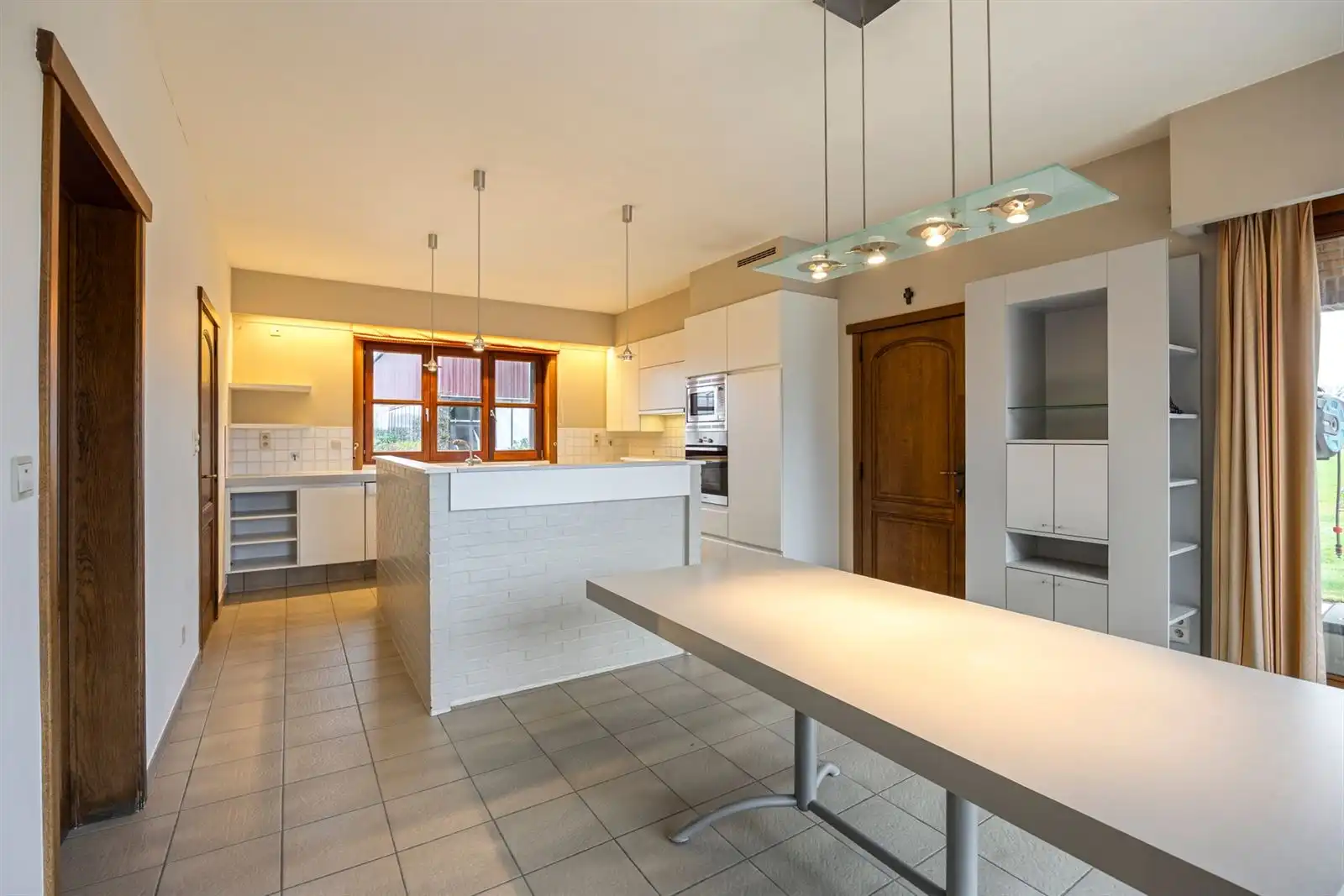 Riante open bebouwing in rustige straat foto 13