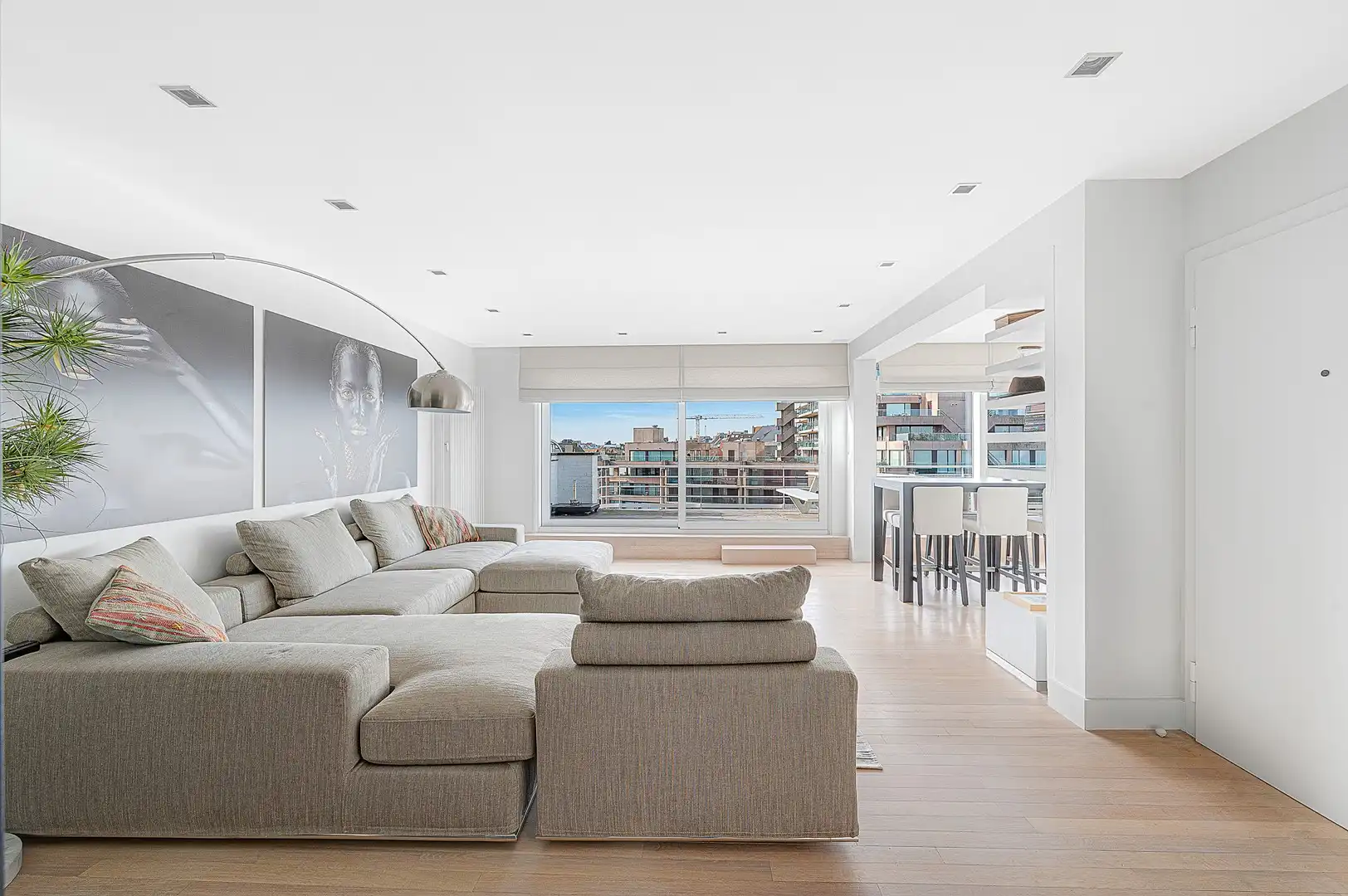 Ruim en lichtrijk penthouse-appartement met royale terrassen en open zeezicht . foto 13