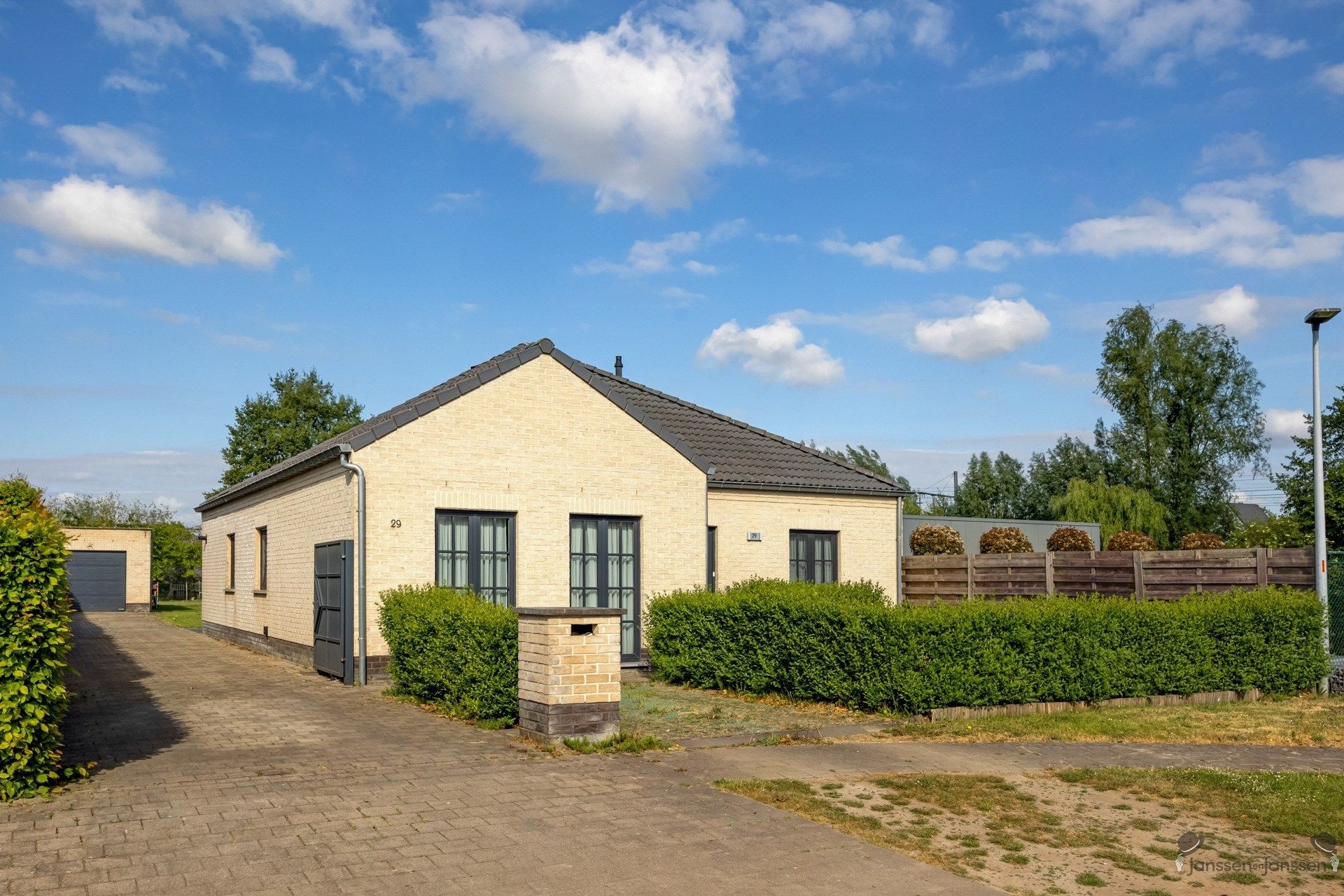 Verzorgde bungalow met grote tuin foto 2