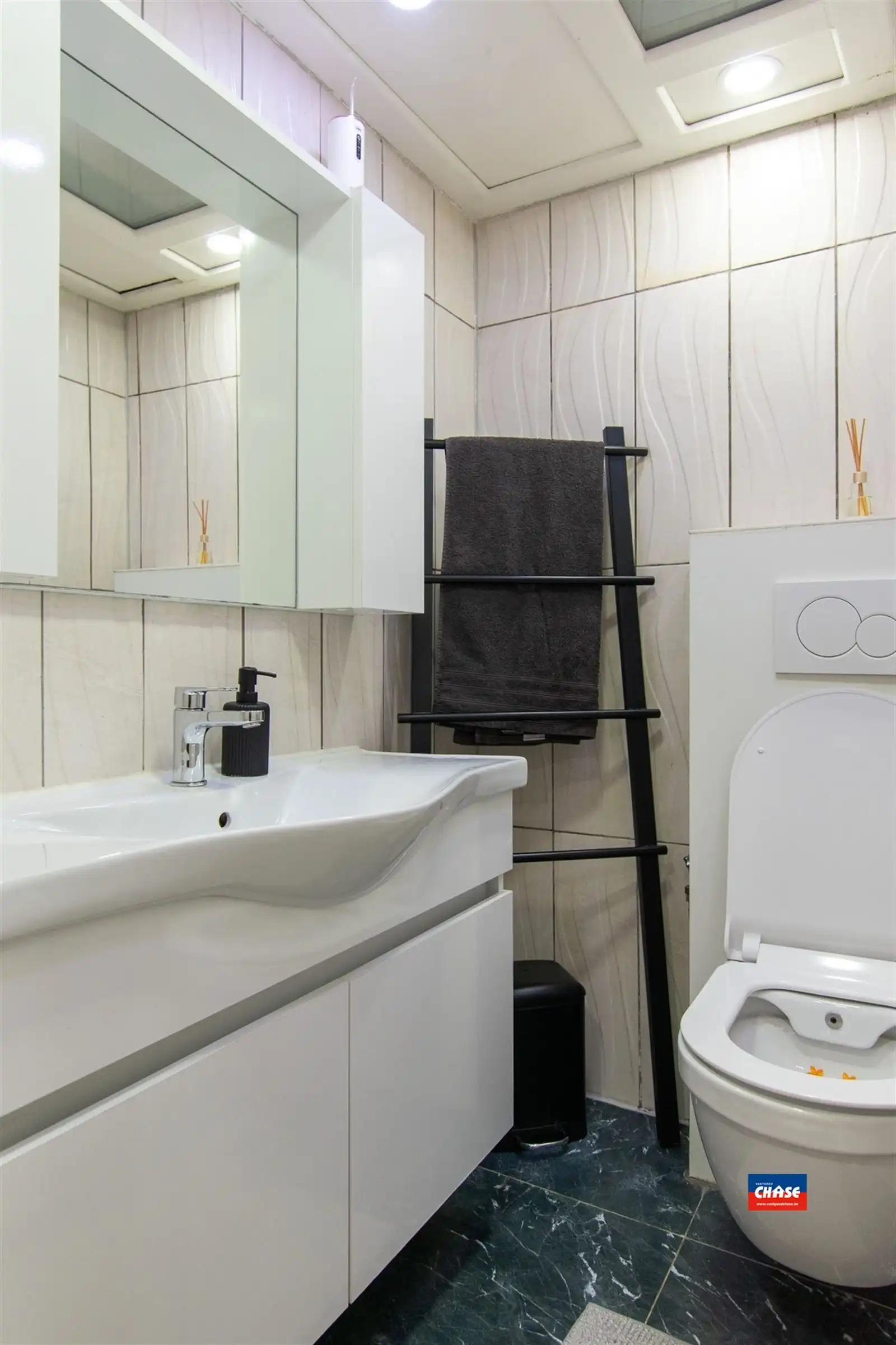 Woonhuis met tien slaapkamers en hangaar foto 28