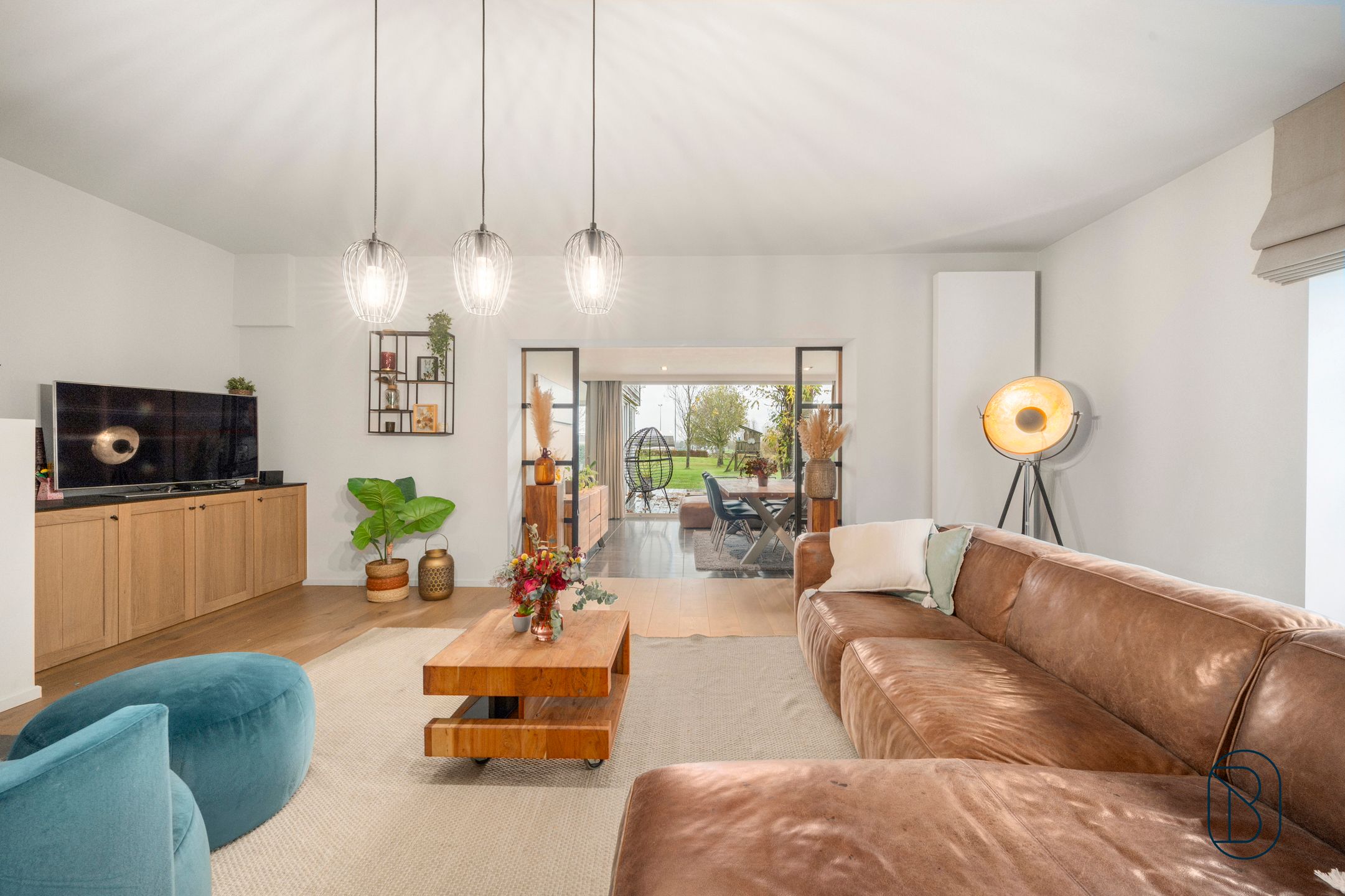 Stijlvolle gerenoveerde woning met loods in Zwevegem foto 5